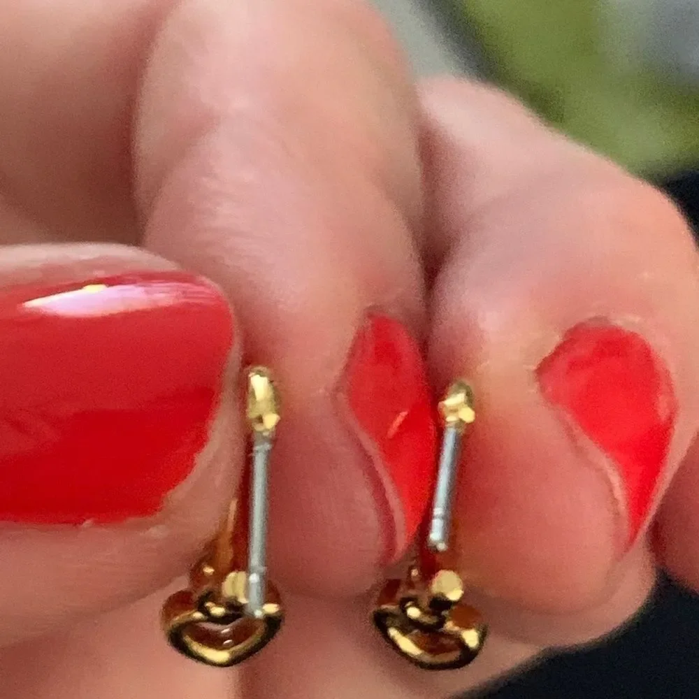 NWT Kate spade Huggies heart earrings Q